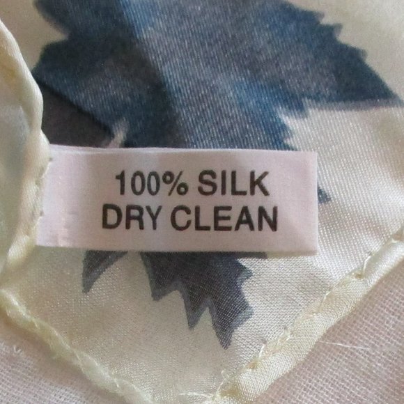 1970s silk maple leaf  scarf - Picture 3 of 6